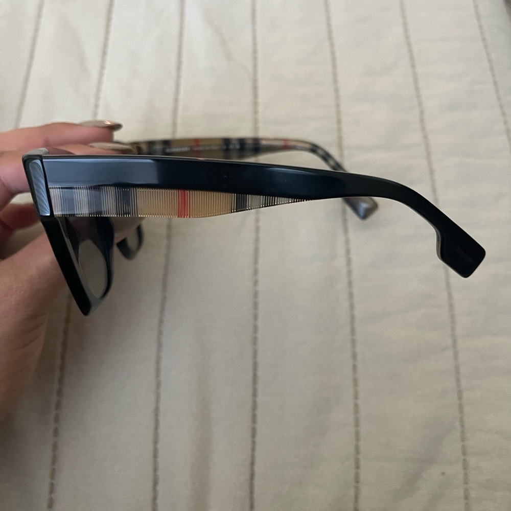 Gently used burberry sunglasses used a couple times! Great condition - Picture 4 of 5